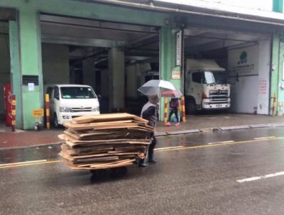 十萬火急跑去街頭送暖