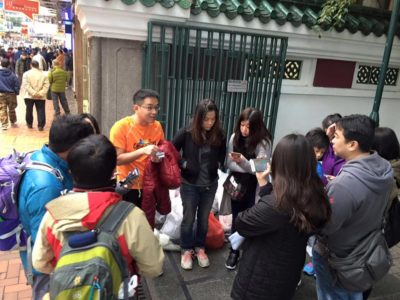 十萬火急跑去街頭送暖